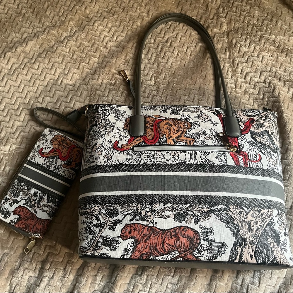 TOTE AND WALLET GREY AND WHITE WITH ANIMAL DESIGN
